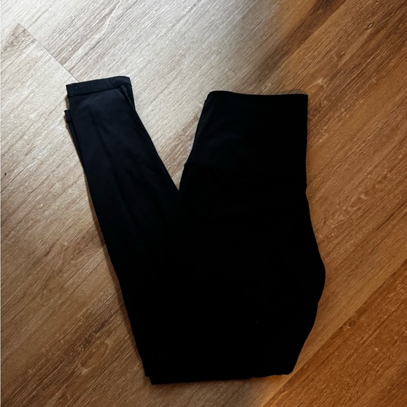 Sleek Black Women's Leggings - Picture 3 of 4
